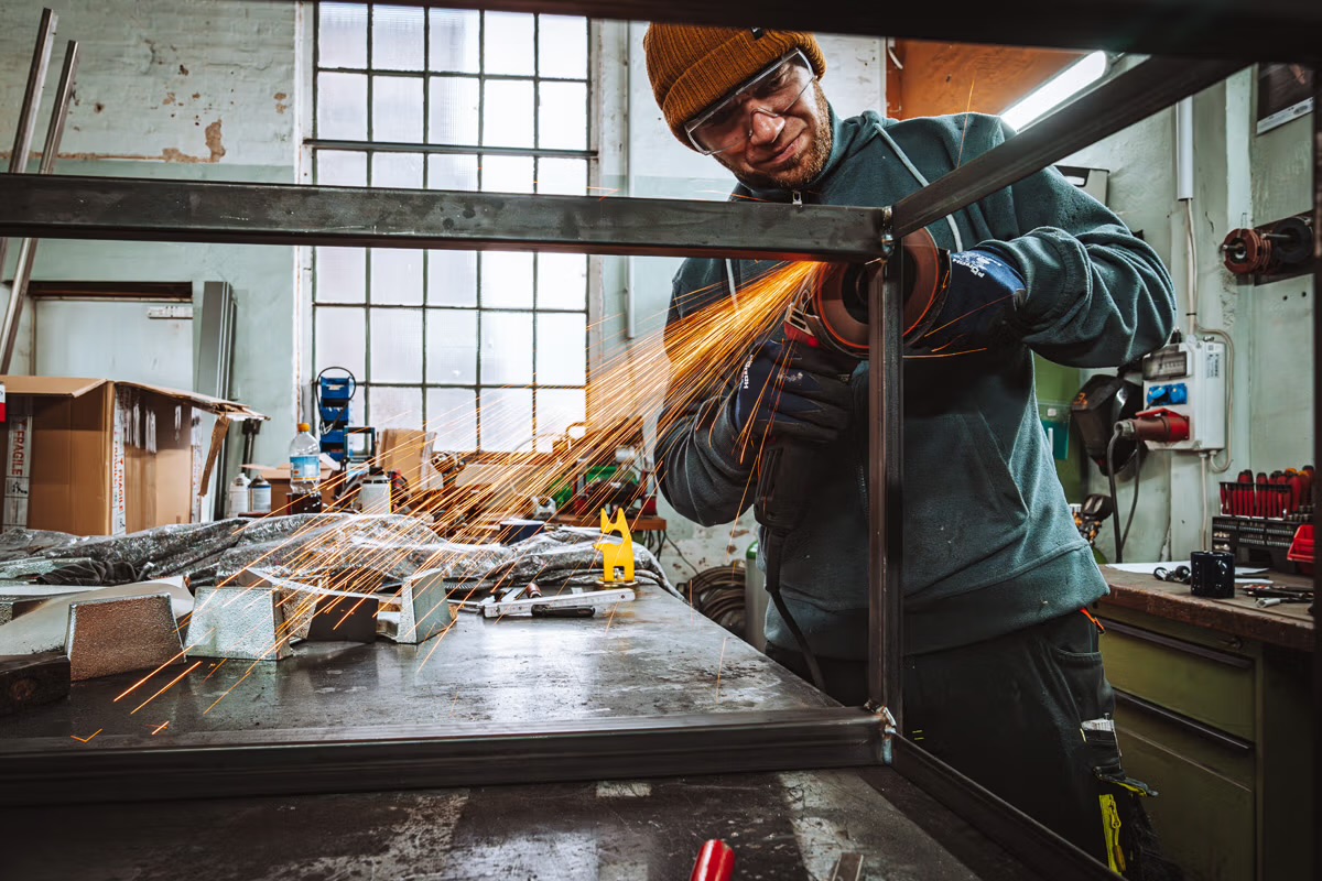 Funkenflug beim Schweißen in der Metallbau-Werkstatt
